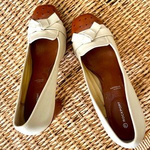 Rockport high-heeled shoe with stylish bow detail and polka-dot heel.